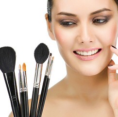 Das richtige Make-up bringt auch Ihr Gesicht zum Strahlen - ohne dass Sie angemalt zu wirken